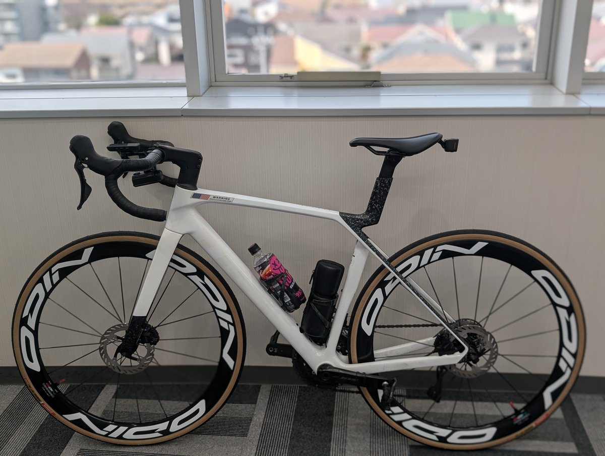 shite_daaaaa's tweet photo. TREK madone × ODIN PRO2
タイヤvittoria rubino tan/black
鉄下駄のホイールからカーボンホイールに換装しました🥹🙌✨
軽い‼️早い‼️かっこいい‼️
乗り味硬くなるよ！とは言われていましたが、タイヤもそこそこ働いてくれているせいか無駄な振動が減り嫌な突き上げがなく→
#trek　#odin　#vittoria https://t.co/e7eEbxAyP9