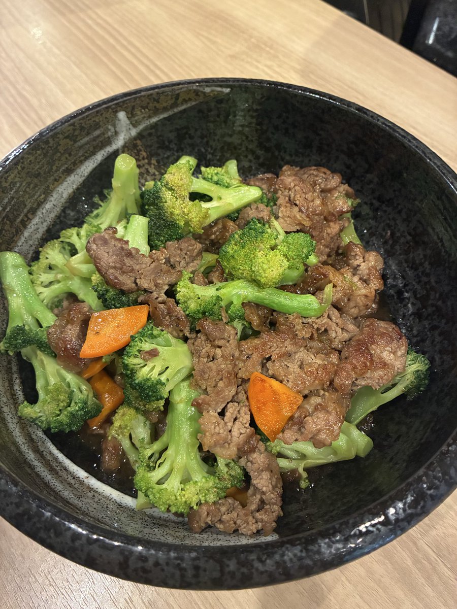 stand_zuiki's tweet photo. こんにちは！
スタンド酒場ずいきのまむです！
.
お盆は17日まで休まず営業しまっせ🥸🎊
最近腹筋ローラーをやってるんですけど
ちゃんと日課になってきてるので
健康体目指してやったるどー！！
.
ほいだら今日も17時Open🐉
梅田で立ち飲み屋お探しならスタンド酒場ずいきにどーぞお越しくださませ！ https://t.co/q196Ex7izO