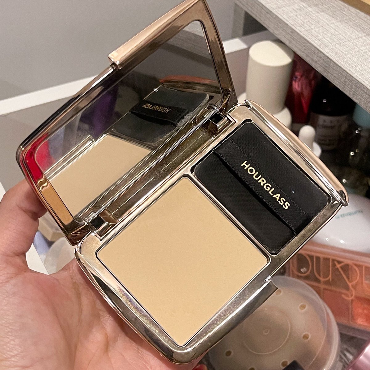 reviewstylegg's tweet photo. ส่วนตัวยังหาแป้งตัวไหนมาล้ม hourglass ไม่ได้ ทาแล้วไม่รู้สึกว่าลงแป้งหนาๆ เค้กๆ แต่รู้สึกผิวติดฟิลเตอร์ กระจายแสงให้หน้ามีมิติขึ้น มันคือกลไกอะไรวะ 5555 นี่ซื้อตามลิซ่าเพราะติ่ง ผิวโคตรจะสวย เข้าใจที่น้องบอกแล้วว่าเมคอัพโนเมคอัพ คือแป้งไม่หนา ไม่เน้นปกปิด งานผิวสวยเหมือนแต่งหน้าเสร็จใหม่ๆ