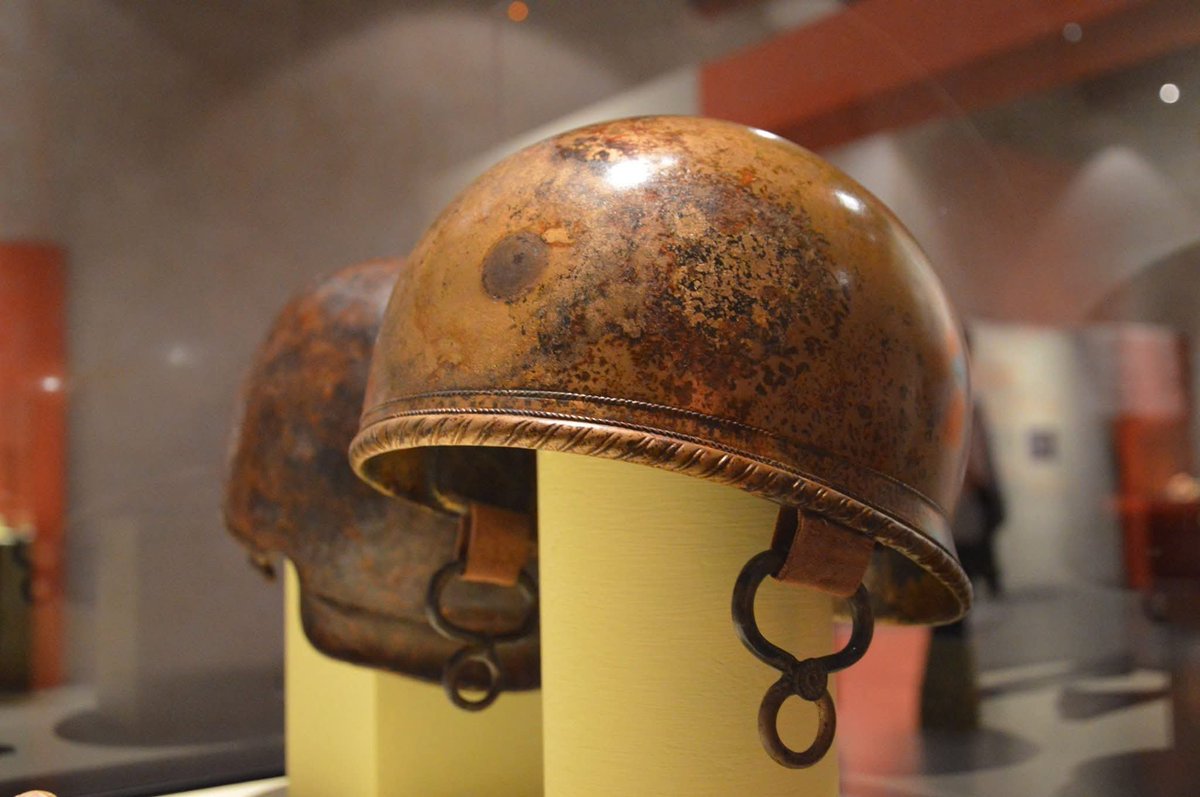 Lucius_Gellius's tweet photo. Saviez -vous que le @MSR_Tlse de #Toulouse renferme dans ses vitrines la plus grande collection de casques républicains romains en bronze trouvés en Gaule (type Coolus- Manheim et datant de  la moitié du Ier siècle avant JC)  ?  

Ces casques en bronze équipaient notamment les armées de Jules César lors de la guerre des Gaules, cavaliers ou fantassins. 

Apparus dans l'armée romaine après la réforme de Marius vers 80 -70 avant JC , ces casques, faciles à fabriquer, pouvaient être produits en masse et étaient coulés en bronze d'une seule pièce. 

Pour tout savoir sur l'histoire de ces casques, je vous invite à lire en ligne en commentaire  l'excellent article complet d'Alexis Gorgue dans la revue "Gladius" de 2005: "les casques Coolus-Mannheim de Vieille-Toulouse. Remarques sur les transferts d'armement à l'époque républicaine dans les provinces occidentales" :