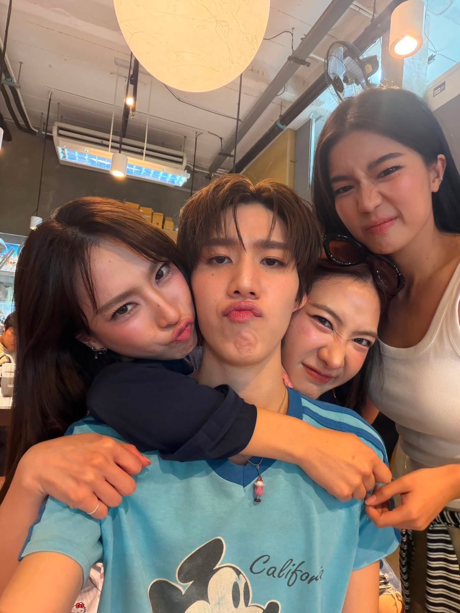 chubbybu_'s tweet photo. ต้าเหนิงณิชา                 ก้อยนัตตี้ดรีม

เห้ยไอเสือ เกินไปเปล่า ผู้หญิงล้อมมาก55555555555555 คนไหนคือตัวจริงล่ะ https://t.co/rVwtBV5YJo