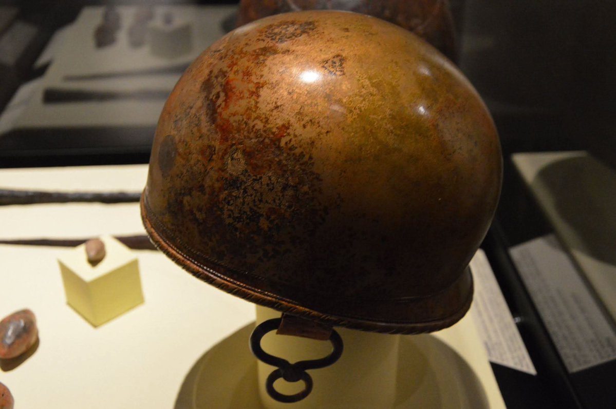 Lucius_Gellius's tweet photo. Saviez -vous que le @MSR_Tlse de #Toulouse renferme dans ses vitrines la plus grande collection de casques républicains romains en bronze trouvés en Gaule (type Coolus- Manheim et datant de  la moitié du Ier siècle avant JC)  ?  

Ces casques en bronze équipaient notamment les armées de Jules César lors de la guerre des Gaules, cavaliers ou fantassins. 

Apparus dans l'armée romaine après la réforme de Marius vers 80 -70 avant JC , ces casques, faciles à fabriquer, pouvaient être produits en masse et étaient coulés en bronze d'une seule pièce. 

Pour tout savoir sur l'histoire de ces casques, je vous invite à lire en ligne en commentaire  l'excellent article complet d'Alexis Gorgue dans la revue "Gladius" de 2005: "les casques Coolus-Mannheim de Vieille-Toulouse. Remarques sur les transferts d'armement à l'époque républicaine dans les provinces occidentales" :