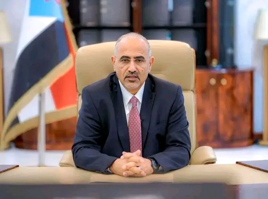 TNTAbuDhAbi's tweet photo. يا معشر الجنوب العربي… تسلّحوا بالعلم قبل أن يطرق بابكم الغد

الجنوب العربي على أعتاب مرحلة تاريخية لا تحتمل التردد ولا الهزل. دولتكم ليست حلماً معلقاً في الهواء، بل واقعٌ يزحف بثبات، ولن يصل إليها إلا من جهّز نفسه بالعلم والوعي والمهارة.
تسلّحوا بالعلم. هذا ليس شعاراً عاطفياً، بل ضرورة وجودية. الدول لا تُبنى بالشعارات وحدها، ولا بالغضب وحده، ولا بالمهاترات التي تستنزف الوقت والجهد. الدول تُبنى بعقول واعية، وأيدٍ ماهرة، وشبابٍ يعر�� كيف يفكر وكيف يعمل وكيف يخطط.
لا تضيعوا ساعاتكم في الرد على من انتشر بينهم التخلف والعنصرية. هم غارقون في ماضيهم، وأنتم مدعوون إلى صناعة مستقبلكم. كل دقيقة تقضيها في مهاترة هي دقيقة تُسرق من بناء دولتكم. اتركوهم لتخلفهم، ووجّهوا طاقتكم إلى ما ينفع.

مقترحات عملية للانطلاق فوراً

1.  الدورات أولاً فضاء الإنترنت مليء بالفرص. منصات مثل رواق، إدراك، كورسيرا، إيديكس، ويوتيوب تقدّم دورات مجانية في الإدارة العامة، الاقتصاد، القانون، التخطيط الحضري، الأمن السيبراني، واللغات. ابدأ اليوم، لا غداً. اختر تخصصاً واحداً مرتبطاً ببناء الدولة والتزم به لمدة ثلاثة أشهر على الأقل.

2.  مجموعات التعلم المنظمة ��سّموا أنفسكم إلى مجموعات صغيرة (5–10 أشخاص). كل مجموعة تختار لغة أو مهارة: الإنجليزية للتواصل الدولي، أو اللهجات الجنوبية لتوثيقها وحفظها، أو مهارات تقنية أو إدارية. ضعوا هدفاً أسبوعياً واضحاً: عشر كلمات جديدة، درس واحد مكتمل، مشروع صغير. انشروا ما تعلمتموه بينكم؛ المعرفة التي لا تنتقل تموت.

3.  التخصص لمسابقة الزمن الجنوب يحتاج مهندسين، أطباء، معلمين، إعلاميين محترفين، خبراء اقتصاد، ورجال قانون. لا تكتفوا بالثقافة العامة. تخصصوا. من يتقن مهارة واحدة بعمق يصبح أقوى من مئة شخص يتحدثون في كل شيء بلا عمق.

4.  توثيق اللهجات والتراث اللهجات الجنوبية جزء من هويتكم. شكلوا فرقاً لتسجيلها وتصنيفها ونشرها بطريقة علمية. هذا ليس ترفاً ثقافياً، بل حماية للهوية أمام محاولات الطمس.

5.  شبكة دعم داخلي أنشئوا قنوات تواصل (تيليجرام أو مجموعات مغلقة) لتبادل الروابط والخبرات والنجاحات. من ينهي دورة يشارك شهادته وملخصه. من يتعثر يجد من يساعده. التعلم الجماعي أسرع وأقوى من التعلم الفردي.

6.  ربط العلم بالقضية كل ما تتعلمونه يجب أن يصب في دعم مشروع الجنوب. اكتبوا، حللوا، خططوا، اقترحوا حلولاً واقعية للمشكلات التي ستواجه الدولة القادمة: التعليم، الصحة، الاقتصاد، الأمن، الإدارة المحلية. كونوا جاهزين يوم يأتي الدور.

الجنوب العربي لا يحتاج إلى المزيد من الصراخ، بل إلى المزيد من العقول المستعدة. الزمن لا ينتظر، والفرصة التاريخية لا تتكرر كل يوم.
ابدأوا الآن.
تعلموا.
��خصصوا.
انقلوا المعرفة.
وابنوا دولتكم وأنتم أقوى مما كنتم بالأمس.
فالتمكين لا يأتي لمن ينتظر… بل لمن يستعد

والله ولي التوفيق والسداد …

القائد عيدروس الزبيدي 

#الجنوب_العربي 
#حقيقة