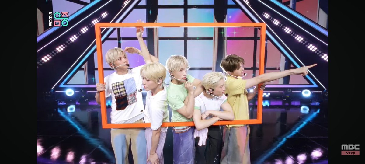 WWEKPOP's tweet photo. #SHOWMUSICCORE UPDATE: 

#BlueIsNotBlue IS DONE PERFORMING IN BLUE STYLE WITH "PARADISE" 💙

#POW IS NEXT WITH "FLAVOR"

TUNE IN TO @MBCMusicCore RIGHT NOW ON @MBC_entertain 🚨 https://t.co/0oha8mhzWk