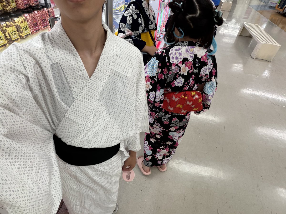 sena1024851's tweet photo. 妹とその友達とで浴衣でおまつり〜 https://t.co/elpQh9USQn