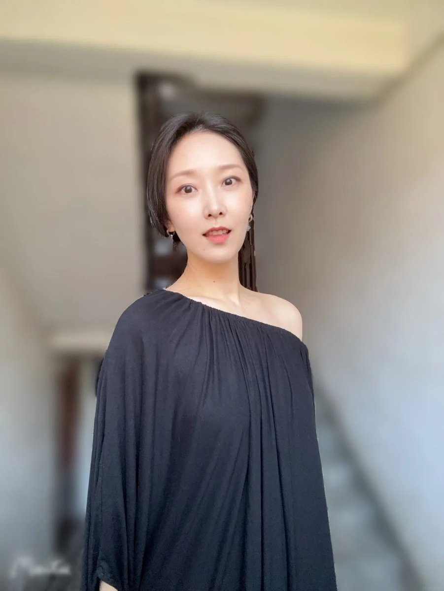 feiyi010's tweet photo. 这样的姿势我相信你们很多粉丝都喜欢吧，都说x上足控，臀控多。

有没有想走近点看看的...先到先得哦~~~ https://t.co/uEhF8nn9zR