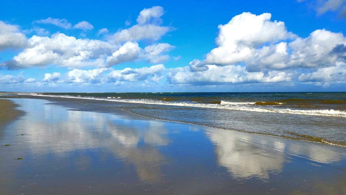 HettieZurMuhlen's tweet photo. It's a beautiful day๐๐๐ต๐
#Ameland #strandwandeling #beau_gustus @dthta57 #fotochallenge #wolken #spiegeling https://t.co/cO4r3UD0n5