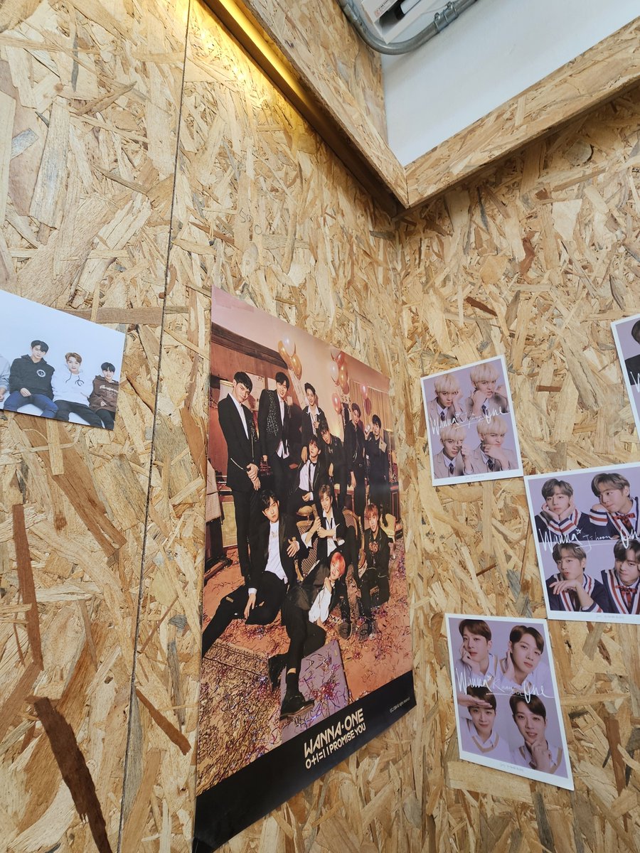 yeon_jung0204's tweet photo. 워너원 데뷔 9주년 재결합 기념 생카 ! 
성수 멜로우즈에서 워너원 생카 한다길래 오늘 시간되서 가봤는데 ㅈㅉ 워너원의 활동 역사가 딱. 너무 추억이 새록새록하고 굿즈들도 전시되어있어서 너무 특별하고 행복했어요...❤️‍❤️
짱!!! https://t.co/S6DxJmXvO2