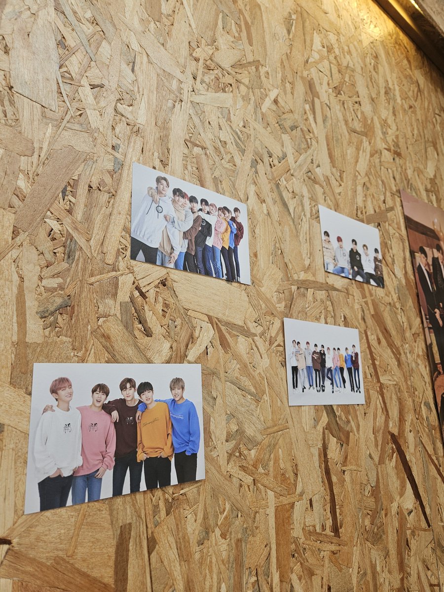 yeon_jung0204's tweet photo. 워너원 데뷔 9주년 재결합 기념 생카 ! 
성수 멜로우즈에서 워너원 생카 한다길래 오늘 시간되서 가봤는데 ㅈㅉ 워너원의 활동 역사가 딱. 너무 추억이 새록새록하고 굿즈들도 전시되어있어서 너무 특별하고 행복했어요...❤️‍❤️
짱!!! https://t.co/S6DxJmXvO2