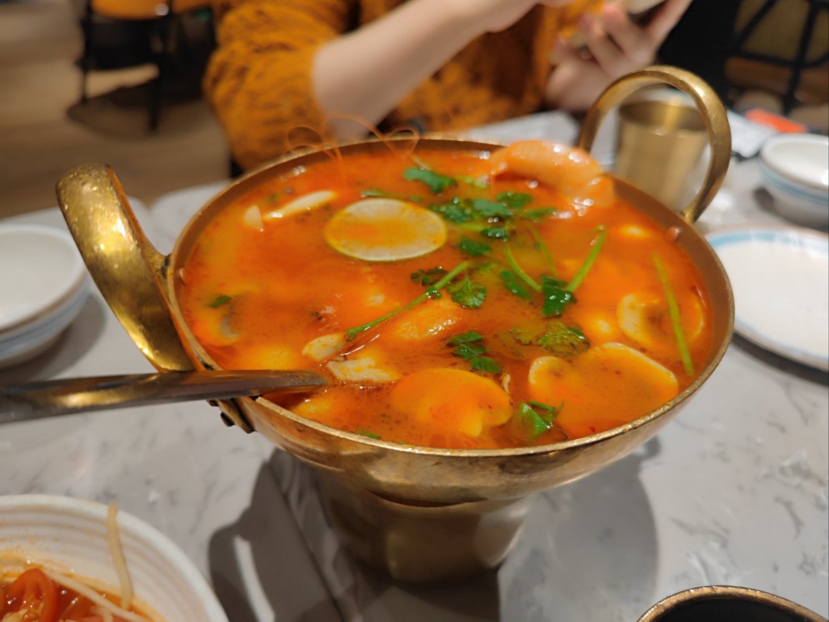 SimonaJere9qx4's tweet photo. Tried authentic Tom Yum Goong in a tiny Bangkok street stall tonight! That spicy-sour kick hit so different—best late-night comfort ever. https://t.co/8bWRs7JODa