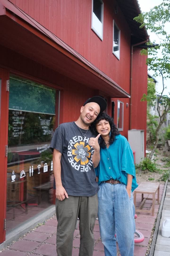 hesomachibunko's tweet photo. 書籍『答えは結局、愛なのだ。』刊行から今日8月8日で2周年。記念日に合わせて著者の竹本愛さんに新作エッセイを書き下ろして頂きました。
たけさんと夫婦で営む「be-in by（ビーンバイ）」から届いた、ちょっと不思議で愛おしい日常のあれこれ。
『朝も5時から、愛なのだ。』お楽しみください。 :) https://t.co/e15jw8maXF