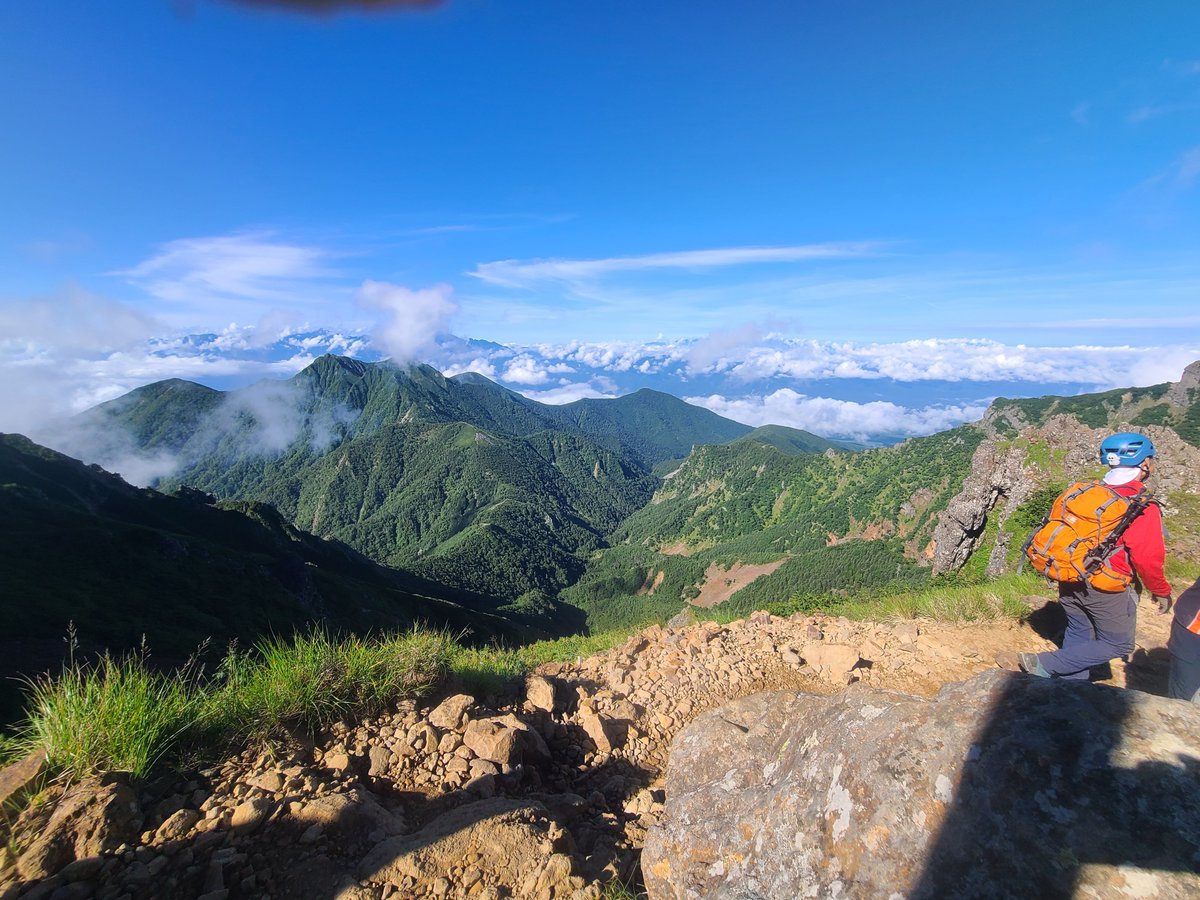 magu6oo's tweet photo. 12:35 無事下山しました〜.ᐟ。
今回は八ヶ岳の主峰 赤岳と阿弥陀岳に行ってきました〜…。
あ、阿弥陀岳は主峰じゃないですよ(笑)、でも結構登る道は厳しいですよ〜…。
下の写真は4枚に厳選するのにめっさ時間かかったZEw。
#登山 #八ヶ岳 #南八ヶ岳 https://t.co/8nLQACAmFi