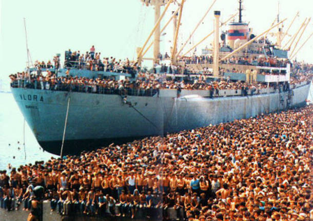 IveserVenezia's tweet photo. 8 agosto 1991
20.000 albanesi arrivano al porto di Bari
#Vlora https://t.co/dFalK1BRjp