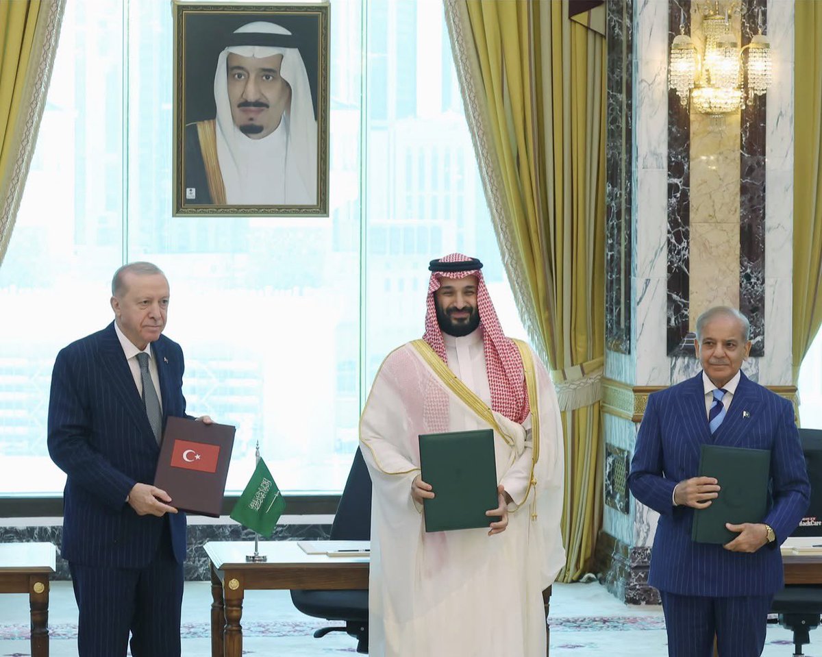 avmehmettiryaki's tweet photo. Türkiye Cumhuriyeti, Suudi Arabistan Krallığı ve Pakistan İslam Cumhuriyeti arasında imzalanan Mekke Anlaşması (Üçlü Savunma ve Bölgesel Güvenlik Anlaşması); ülkelerimizin güvenliğini, stratejik iş birliğini ve bölgesel istikrarı güçlendirecek tarihi bir adımdır.

Türkiye 🇹🇷, Suudi Arabistan 🇸🇦 ve Pakistan 🇵🇰 arasındaki bu güçlü iradenin; bölgemizde barış, istikrar ve ortak güvenlik adına hayırlara vesile olmasını diliyorum.

#MekkeAnlaşması #Türkiye #SuudiArabistan #Pakistan