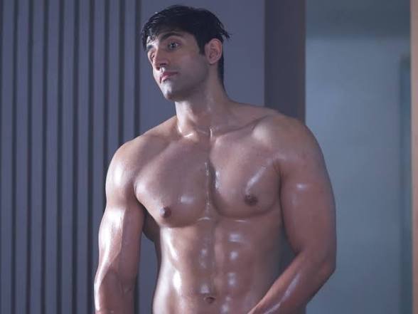 RishiVerma279's tweet photo. Hot DADDY Sood 🥵🔥
#varunsood #shirtless #bulge #butt #nipples #desiman #hotman #indianactor https://t.co/nvKEZ0qJ9n