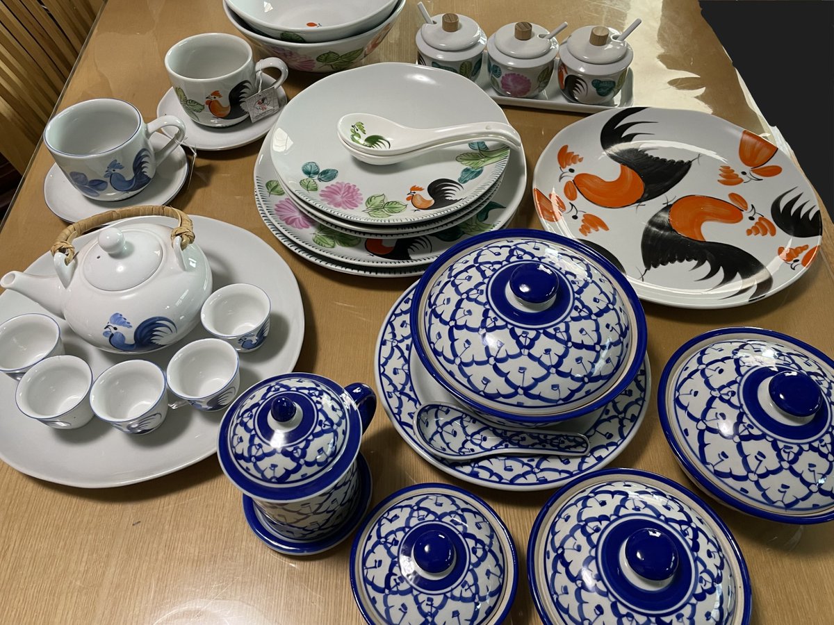 niente151's tweet photo. ラムパーンのセラミックミュージアム行った人から送ってもらった陶器達。右下のは別だけど、chicken bowlシリーズの鶏柄は全て手書き https://t.co/6U20p4NNUk