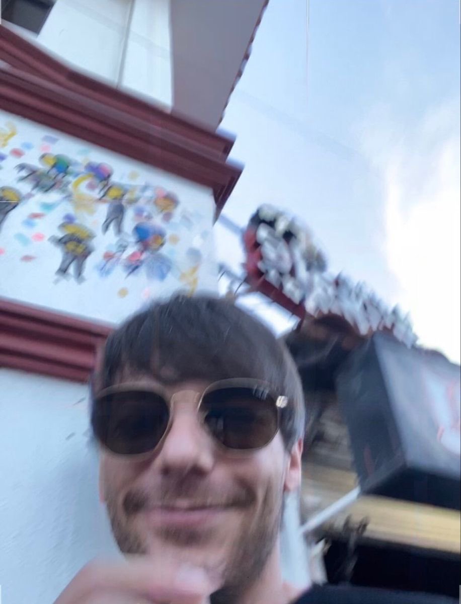 szn2sanity's tweet photo. my favourite genre of pictures is louis accidental selfies 😭 https://t.co/HIKM1k2qzT