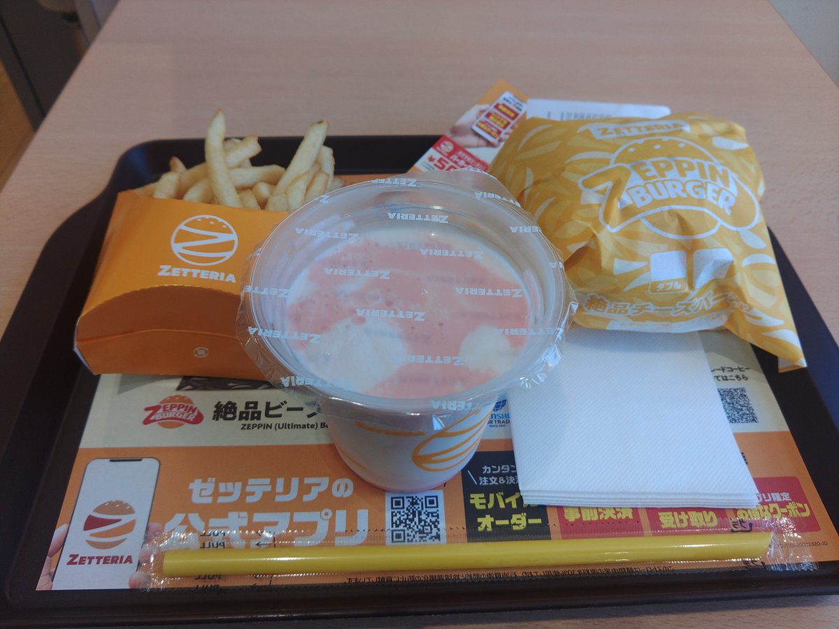 fe8motor's tweet photo. ゼッテリアになってから行った事無かったなぁ…と思い絶品チーズバーガーだ！持った時に紙越しに所々冷たかったので「何故？」と思いつつ肉厚のチーズが冷たいんだなと納得…はしてないけどな。リブサンドが無くなったのは残念至極。 https://t.co/BrjQd1ZP1u