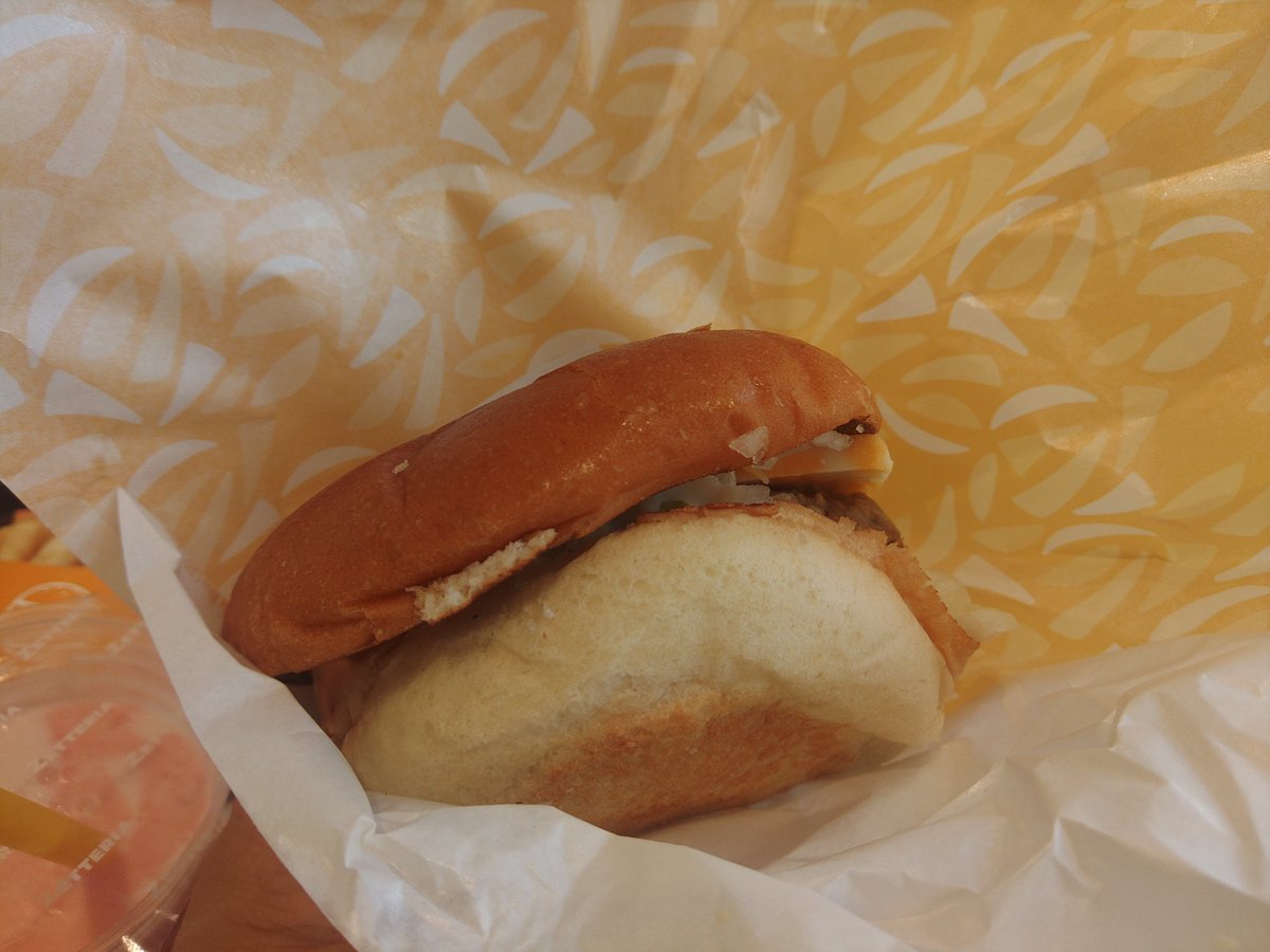 fe8motor's tweet photo. ゼッテリアになってから行った事無かったなぁ…と思い絶品チーズバーガーだ！持った時に紙越しに所々冷たかったので「何故？」と思いつつ肉厚のチーズが冷たいんだなと納得…はしてないけどな。リブサンドが無くなったのは残念至極。 https://t.co/BrjQd1ZP1u