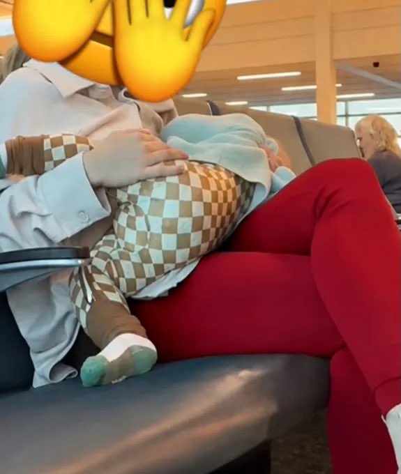 kemi_adeleke1's tweet photo. Sis .. if you want to breastfeed go to the toilet sis don't do it in front of people .. Where is your dignity sis? 🥵 As a woman, I'm embarrassed to look at this￼ https://t.co/KpocSsB4KY