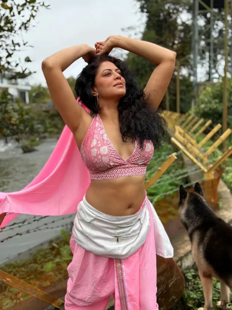 OnlyHeroines's tweet photo. Kavita Kaushik 😘😍 https://t.co/gn5KhU4FIO