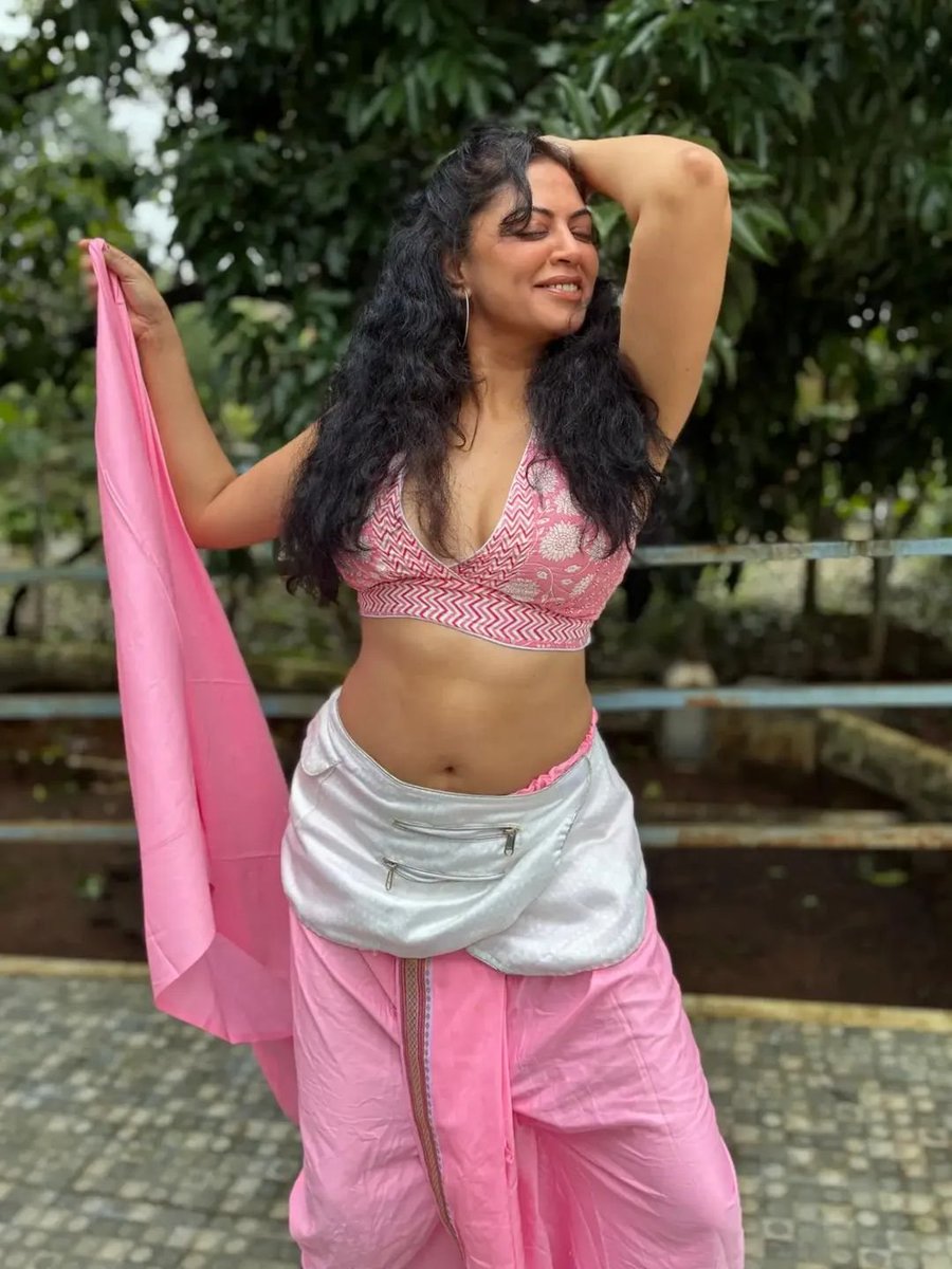 OnlyHeroines's tweet photo. Kavita Kaushik 😘😍 https://t.co/gn5KhU4FIO