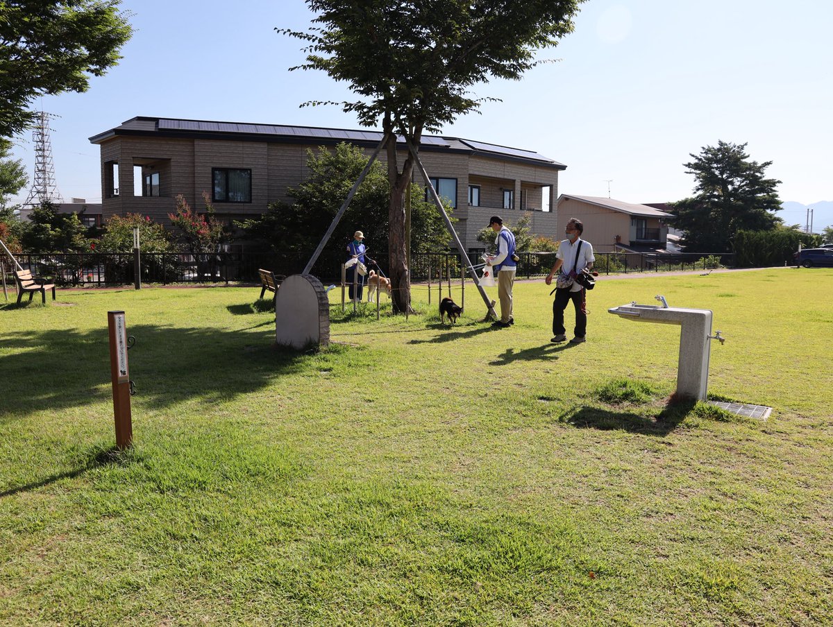 odate_akitainu's tweet photo. 令和8年8月8日は、8（ハチ）が並ぶ日🐶
忠犬ハチ公へ感謝を伝えるイベントが執り行われました。

あわせて行われた「愛犬散歩とごみ拾い」活動には多くの飼い主さまと愛犬たちが参加し、街を綺麗にしながら楽しく交流を深めることができました✨️参加された皆さま、本当にお疲れ様でした！ https://t.co/3Z0kw7wTBN