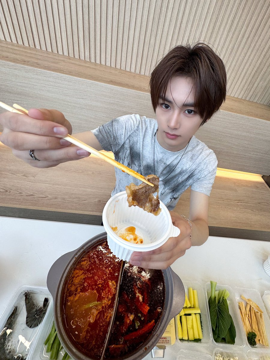 Leozzuli's tweet photo. ໒꒱♡ ALLYZ Romantic Day ໒꒱♡

Eat boiling hot pot and have bubble tea for dessert!

🔗 https://t.co/CLnLRbTc9L…

#LEO #Anxin
#ALPHADRIVEONE https://t.co/QXafFL0J5I