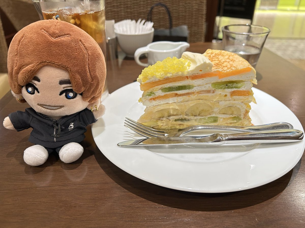 ss_23_kk's tweet photo. めちゃくちゃケーキ食べたい気分になって1時間も並んじゃった😂
久々に食べたけどやっぱHARBSのミルクレープ最高♡ https://t.co/LZUJexOjDJ