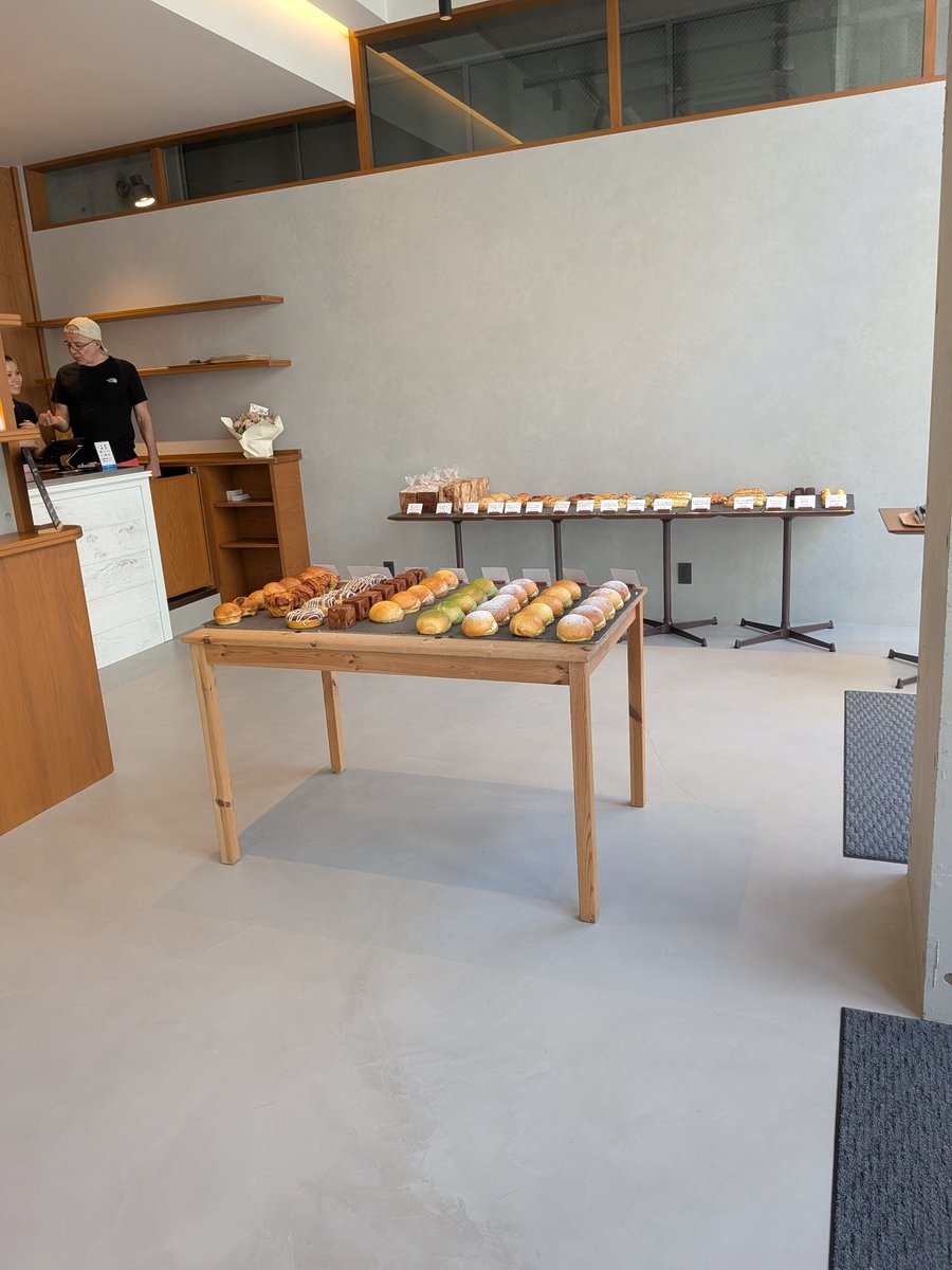 hamihami302's tweet photo. シネマリスさんのビルに入ったカフェ
最高すぎた
コーヒーも好みで
シナモンロール激ウマだった
シネマリスさん行くときは
必ず立ち寄る!
お店の名前がゴダールの映画
はなれはなれに
BANDE A PART
すごいタイミングのプレ・オープン
#BANDEAPART
#シネマリス
#エッセンシャルヌーヴェルヴァーグ https://t.co/rzJ52gQLqe