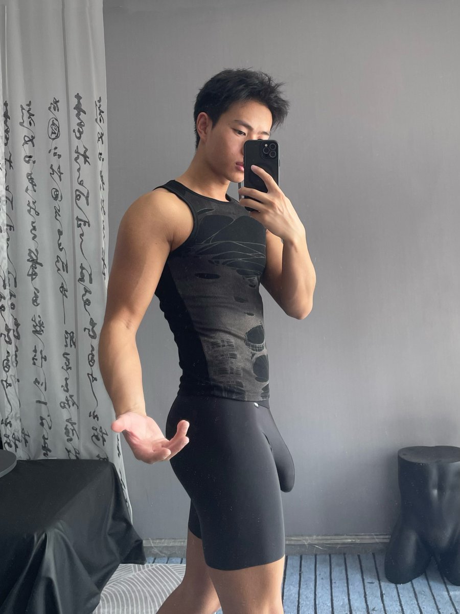 XiaoHei1314Dior's tweet photo. 如果我穿这样去健身你遇到我会怎么样🥵🤔 https://t.co/WMHsAKQrrw