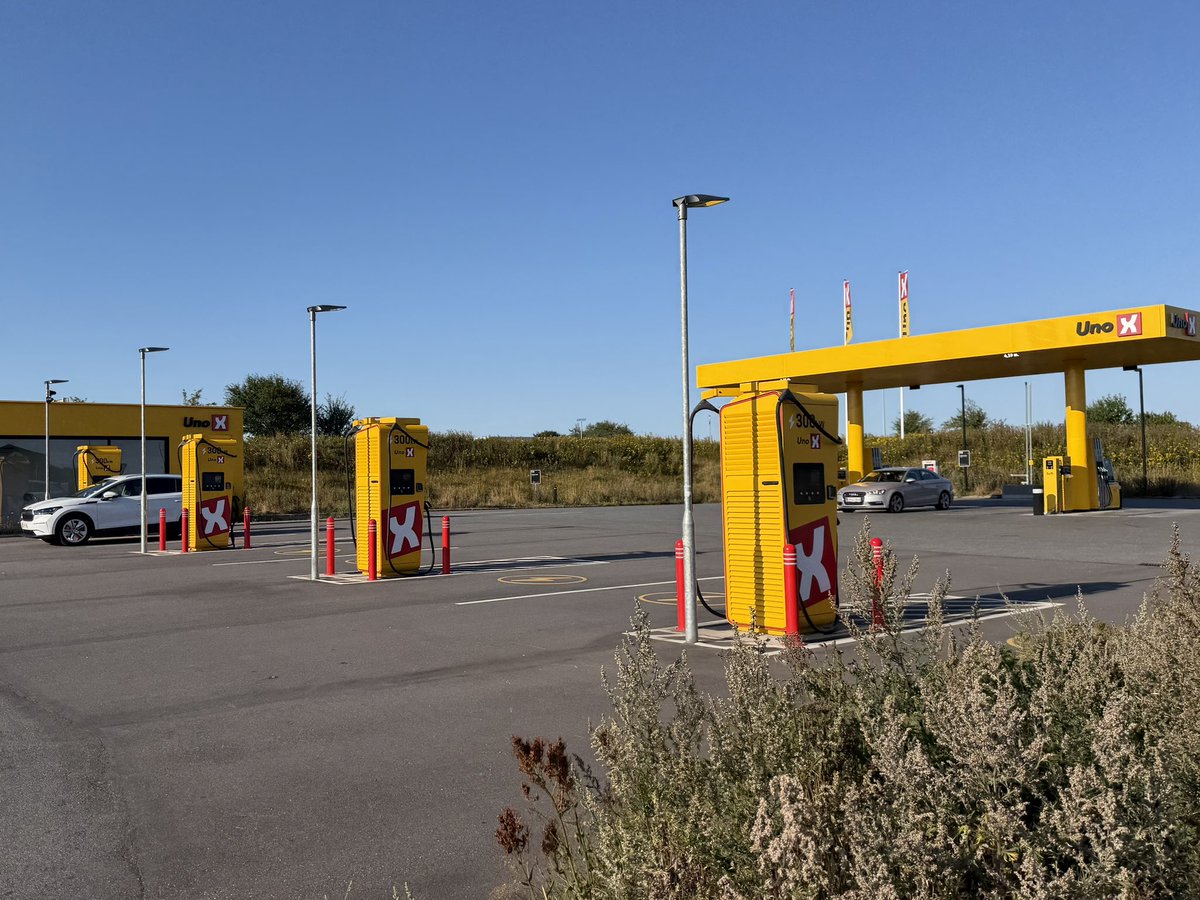 tech_tobi's tweet photo. Der Elektroauto 🔋 Ladepark Kliplev in Dänemark 🇩🇰 bietet inzw. 6 ❗️verschiedene Ladeanbieter mit 71 ‼️ Schnellladesäulen am Standort, davon 48 Tesla Supercharger👍 Für Nutzer historischer Technologie 💨 stehen in der Ecke noch 2 Tanksäulen ⛽️ zur Verfügung. https://t.co/ulkcrrYDnk