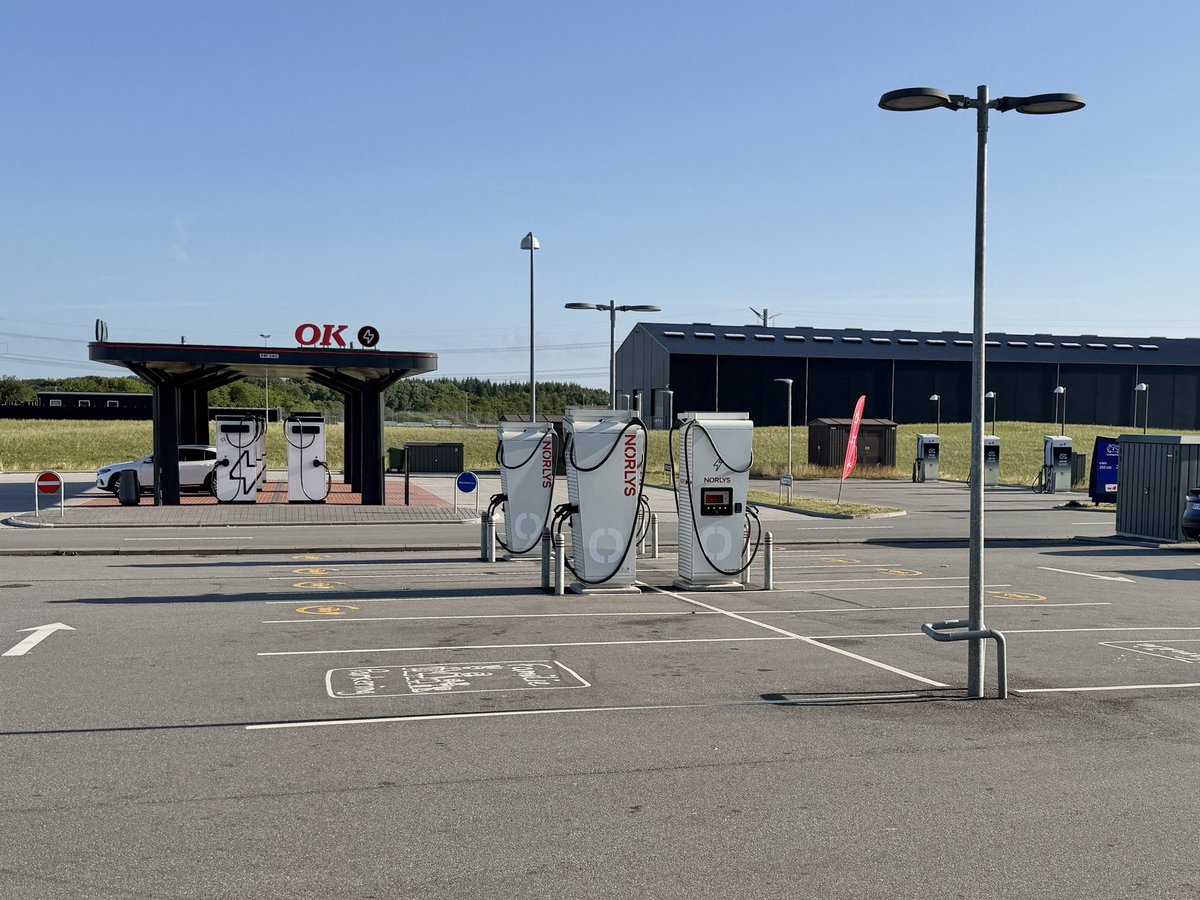 tech_tobi's tweet photo. Der Elektroauto 🔋 Ladepark Kliplev in Dänemark 🇩🇰 bietet inzw. 6 ❗️verschiedene Ladeanbieter mit 71 ‼️ Schnellladesäulen am Standort, davon 48 Tesla Supercharger👍 Für Nutzer historischer Technologie 💨 stehen in der Ecke noch 2 Tanksäulen ⛽️ zur Verfügung. https://t.co/ulkcrrYDnk