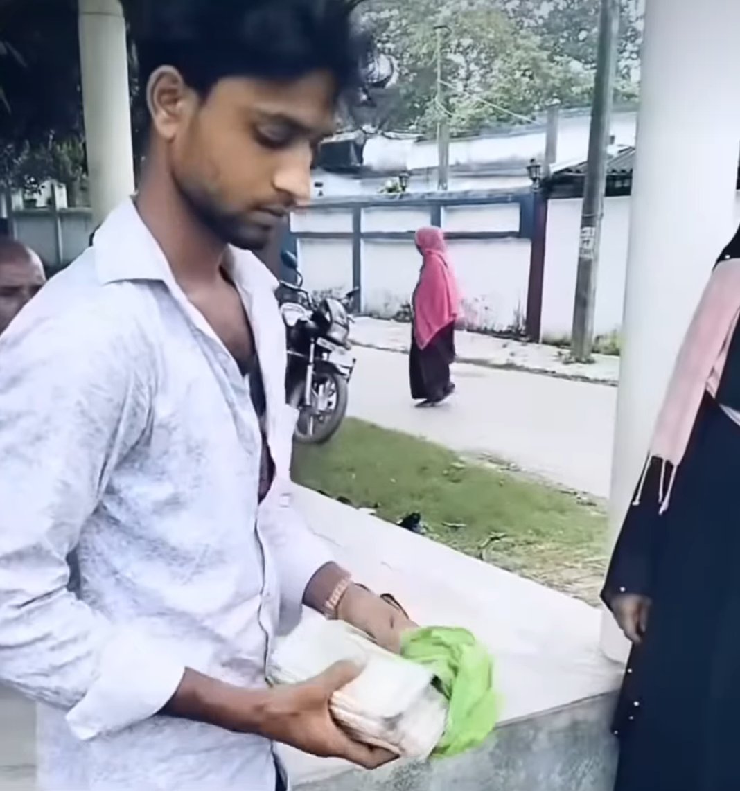 Ansari5k's tweet photo. एक मामूली झगड़ा... और बिक गई एक बाप की जमीन! 😞
हरदोई (यूपी) में एक छोटी सी बात पर शुरू हुआ पति-पत्नी का झगड़ा देखते ही देखते इतना बढ़ गया कि सालभर के भीतर तलाक की नौबत आ गई।
पति मनाता रहा, लेकिन मायके पक्ष के उकसावे में आकर पत्नी ने शादी का सारा खर्च वापस मांगा—साथ ही केस में फंसाने की धमकी दी। नतीजा? बेटे और परिवार की सामाजिक साख बचाने के लिए एक मजबूर पिता को अपनी जमीन बेचनी पड़ी।1/2