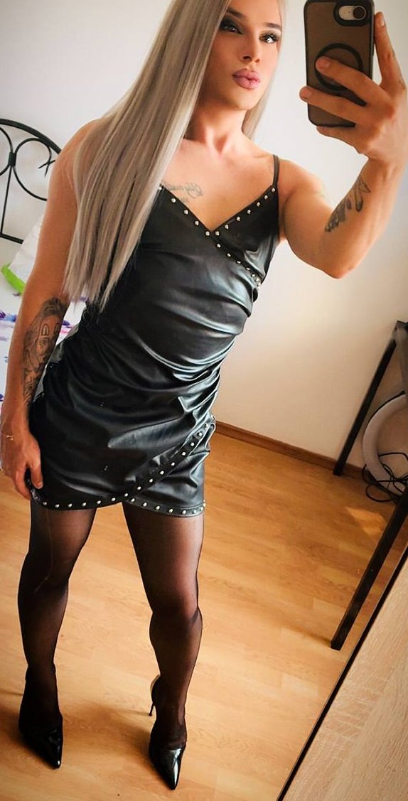 GoddessEva7205's tweet photo. Good Morninghs guys 
#latex #cash #finmdom #femdom #smoke https://t.co/Ih88B0C7OS