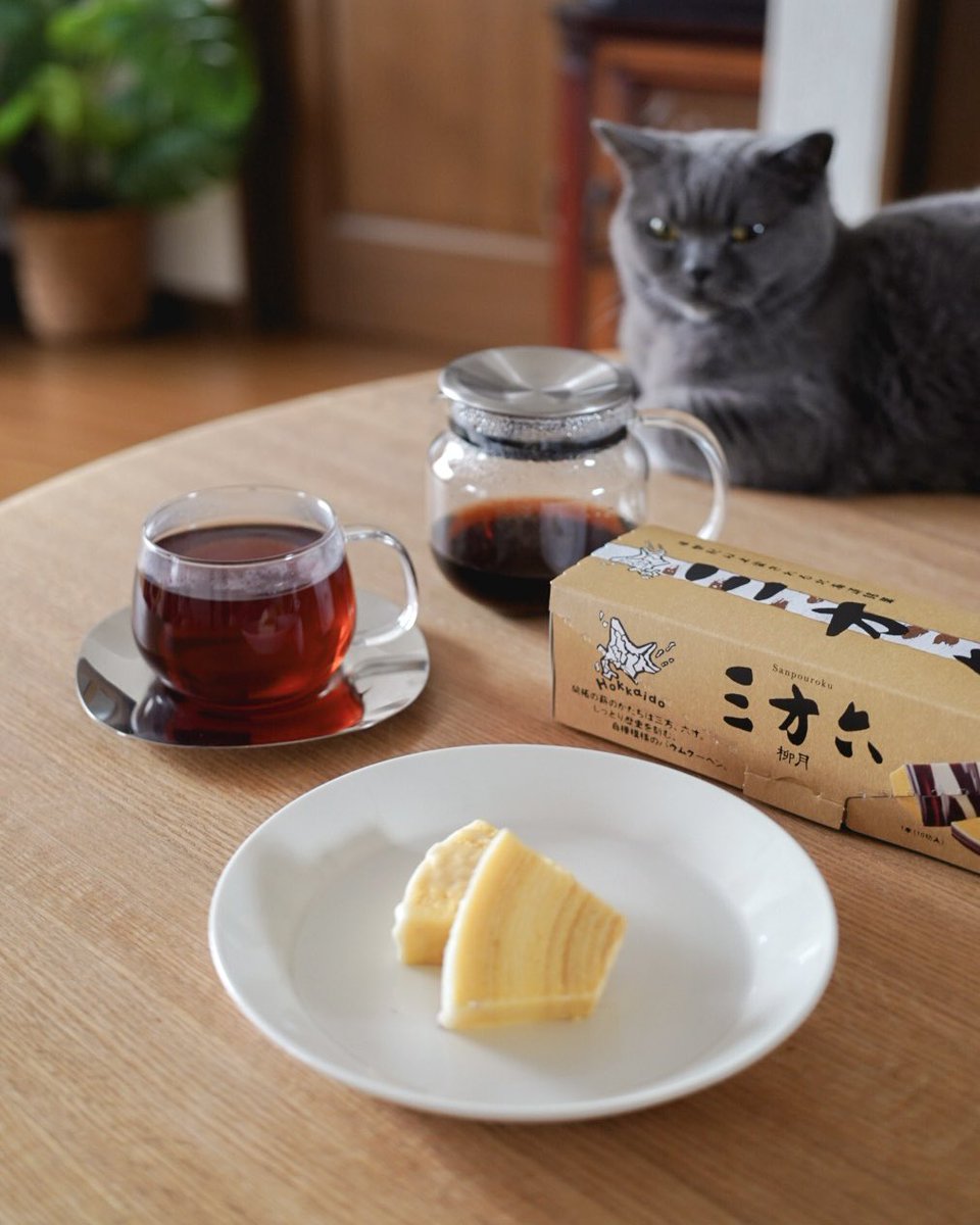 cha_darjeeling's tweet photo. 帯広の有名店「柳月」さんのHPで、ダージリンをご紹介いただきました🎉

柳月スタッフさんお気に入りの十勝のお店を紹介するコーナーだそうです。

嬉しかったので、柳月さんの三方六×ダージリンの紅茶をペアリングしてみました！

👇つづく https://t.co/SAa4ZQVC6E
