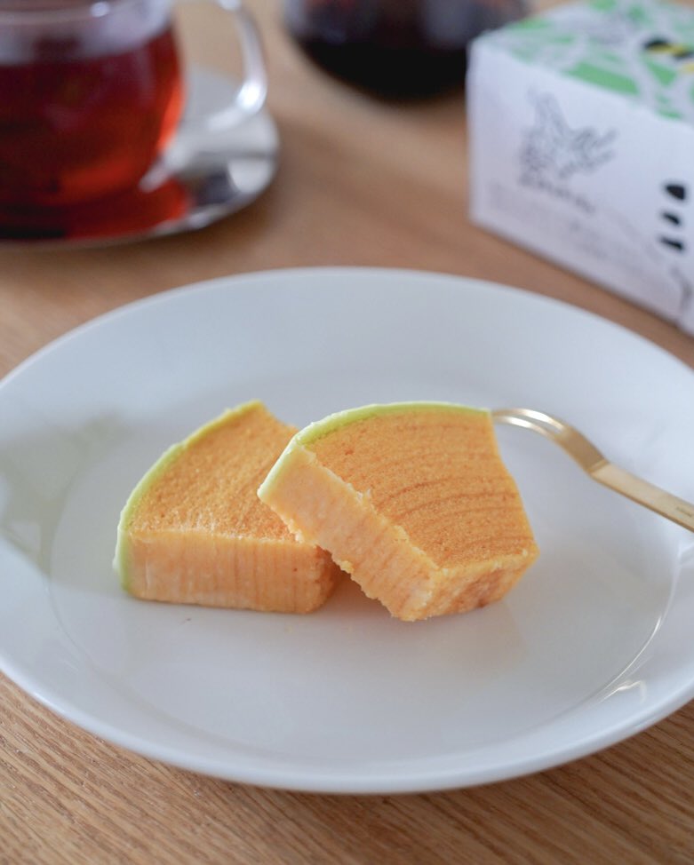 cha_darjeeling's tweet photo. 🍈 夏限定「三方六 めろん」× インド産「ダージリン」

見た目もかわいいメロン味の「三方六」なら、ダージリンはいかがでしょうか？

マスカットのような香りを持つダージリンは、フルーツ系のスイーツと相性抜群！

繊細な渋みが後味をキュッと引きしめ、口の中をさっぱりさせてくれますよ☺️ https://t.co/U9AGpw179n