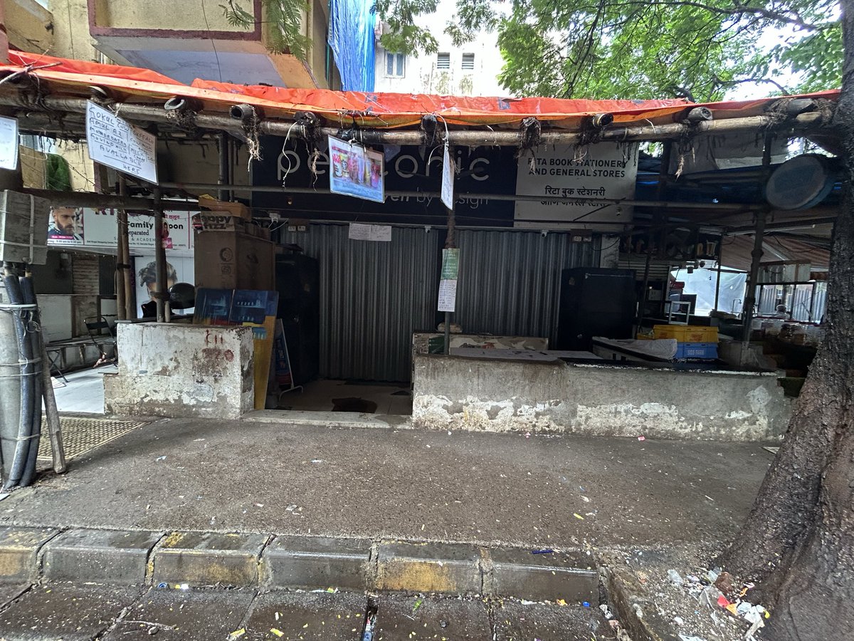 ShindeGiri's tweet photo. @mybmc @mybmcWardN Inward No. 18353 (28/07/2026) अतिक्रमण तक्रारीवर अद्याप कारवाई झालेली नाही. कृपया तात्काळ तपासणी करून योग्य कारवाई करावी.#ghatkopareast #mumbai https://t.co/w62UcvAn6X