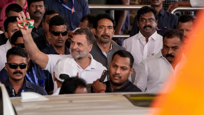 IndiaToday's tweet photo. 𝐑𝐚𝐡𝐮𝐥 𝐆𝐚𝐧𝐝𝐡𝐢 𝐝𝐫𝐚𝐰𝐬 𝐮𝐩 𝟐𝟎𝟐𝟕 𝐔𝐏 𝐬𝐭𝐫𝐚𝐭𝐞𝐠𝐲 𝐚𝐬 𝐂𝐨𝐧𝐠𝐫𝐞𝐬𝐬 𝐞𝐲𝐞𝐬 𝐬𝐭𝐚𝐭𝐞 𝐫𝐞𝐯𝐢𝐯𝐚𝐥

Read more: https://t.co/fxGjv4mc5t 

#RahulGandhi #UttarPradeshElections #Congress https://t.co/Vb6ZzqBMhP