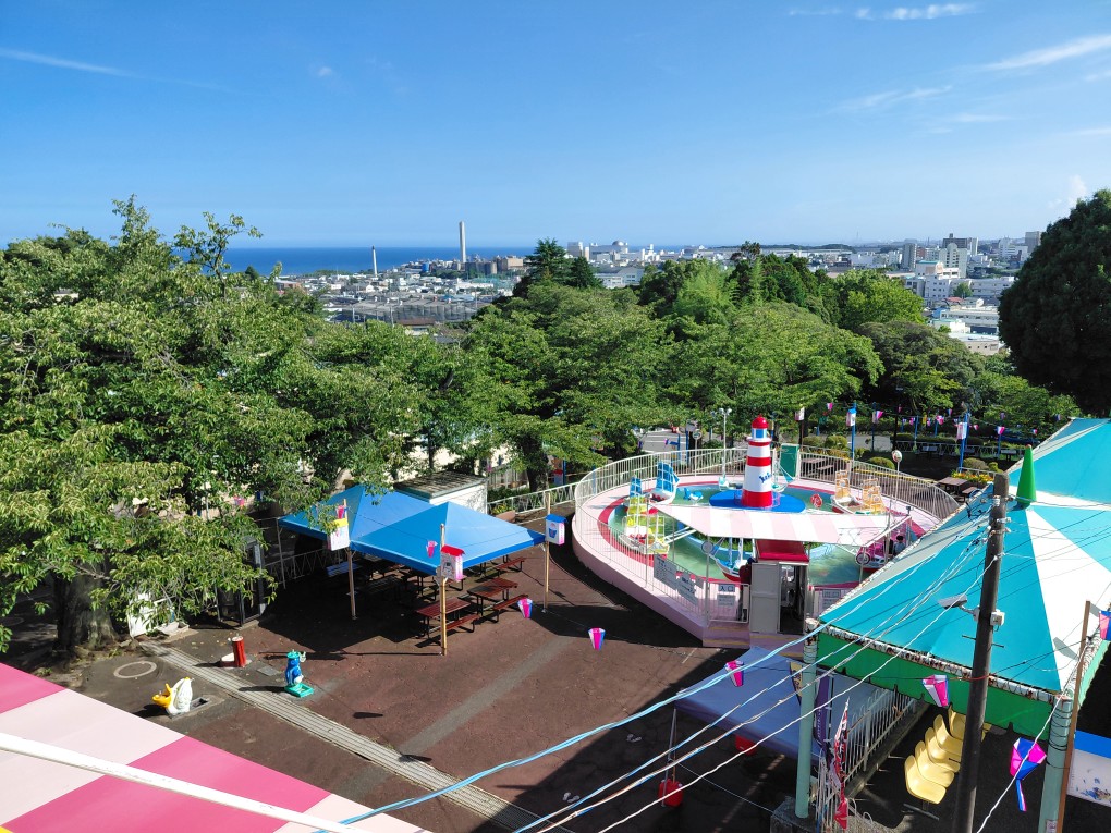 kaminepark's tweet photo. 遊園地からのお知らせです

本日より あんどん祭り(夜間営業）開始！
画像は 現在の空もようです。
気温は ２５℃位まで下がりそうです
レジャーランドも夜間営業しています
ご来園お待ちしています！

#かみね公園
#かみねレジャーランド
#トトロ
#遊園地 #動物園
#SEKAI #鍋
#図鑑 #日立 https://t.co/beurHEJ50I