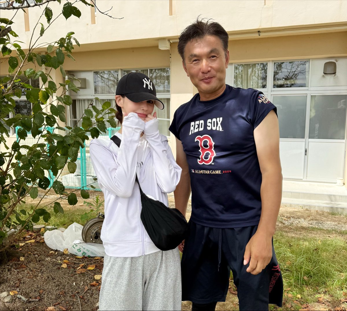 The_Darenogare's tweet photo. 本日、竜北東小学校にて10時〜13時まで
炊き出しを行い、ノンストップで
700食を提供することができました！

そして今回は、梨農家の佐々木さんも
一緒に炊き出しに参加してくださいました。

「全国の皆さんから梨の件でたくさん
支えていただいたので、
今度は自分がお返しをしたいです。」

そんな佐々木さんの温かい想いから、
今回一緒に活動することになりました。

今回の炊き出しは、佐々木さんの
ご協力がなければ実現できませんでした。
本当にありがとうございました。

そして、支援してくださった皆さま、
物資を届けてくださった皆さま、
ボランティアとしてお手伝いしてくださった
皆さまにも、心より感謝申し上げます。

皆さまの優しさがたくさんの笑顔につながった一日でした。
本当にありがとうございました。