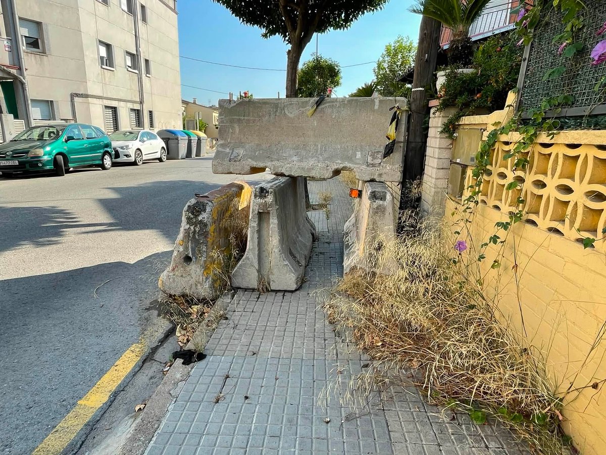JordiSeguer's tweet photo. đHem registrat una peticiĂł al Govern Municipal perquĂš retiri de la vorera del carrer Josep Molins #Parets les tanques modulars tipus New Jersey que, des de fa mesos, impedeixen el pas de les persones.
I de pas, que netegi les voreres que estan plenes de matolls đ€ https://t.co/nCcwEE1sU3