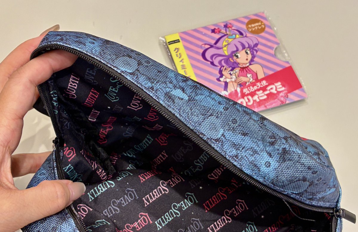 daimaruTOKYO's tweet photo. /／
「魔法の天使クリィミーマミ」POPUP👼💜
大丸東京店にて開催中
\＼

外側だけじゃないんです👀✨
「LOVEさりげなく」のポーチは
表面のクールなビジュアルはもちろん
内側まで世界観たっぷりのデザイン🪄

開けた瞬間まで“マミらしさ”が詰まっていて、
細部までじっくり見たくなる仕上がりです🖤

さらに、同じ世界観を楽しめるTシャツなどもラインアップ！

見れば見るほど好きになる。
そんなこだわりも、ぜひチェックしてみてください😊

📍11Fイベントスペース
📅8/5(水)→18(火)
※最終日18時閉場

#大丸東京店 ＃クリィミーマミ