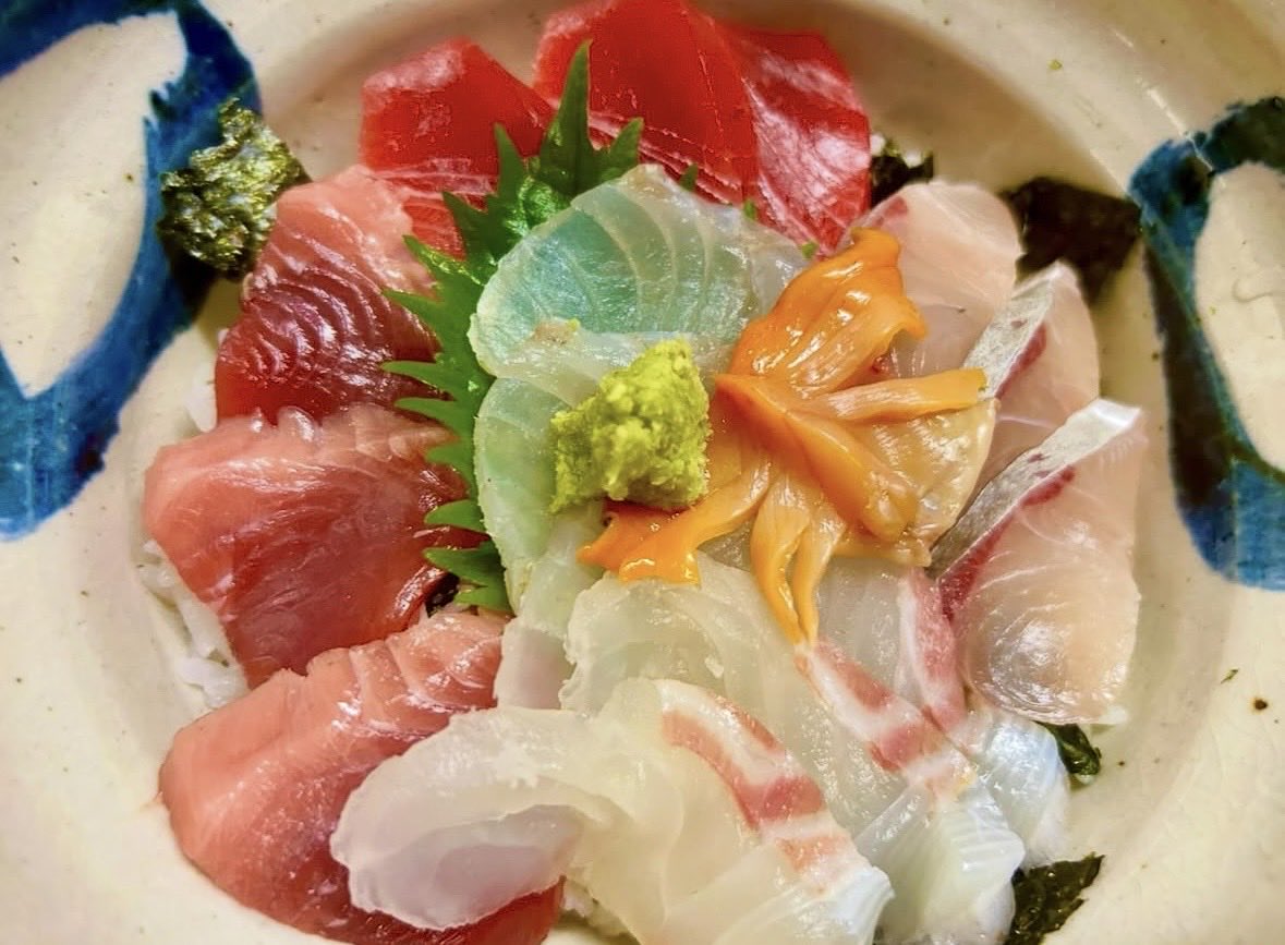 Hatsune_Yoshida's tweet photo. こちらは海鮮丼です！その時期旬な海鮮を使用しております😊 https://t.co/lxk2VTD28U