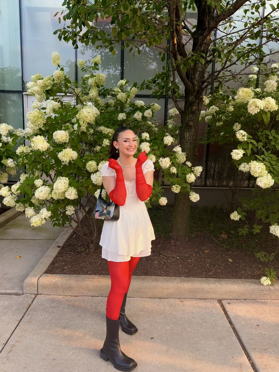needyarig's tweet photo. #ESTchicago best night of my entire life 🌼🧸 https://t.co/EGnJj9Ebkm