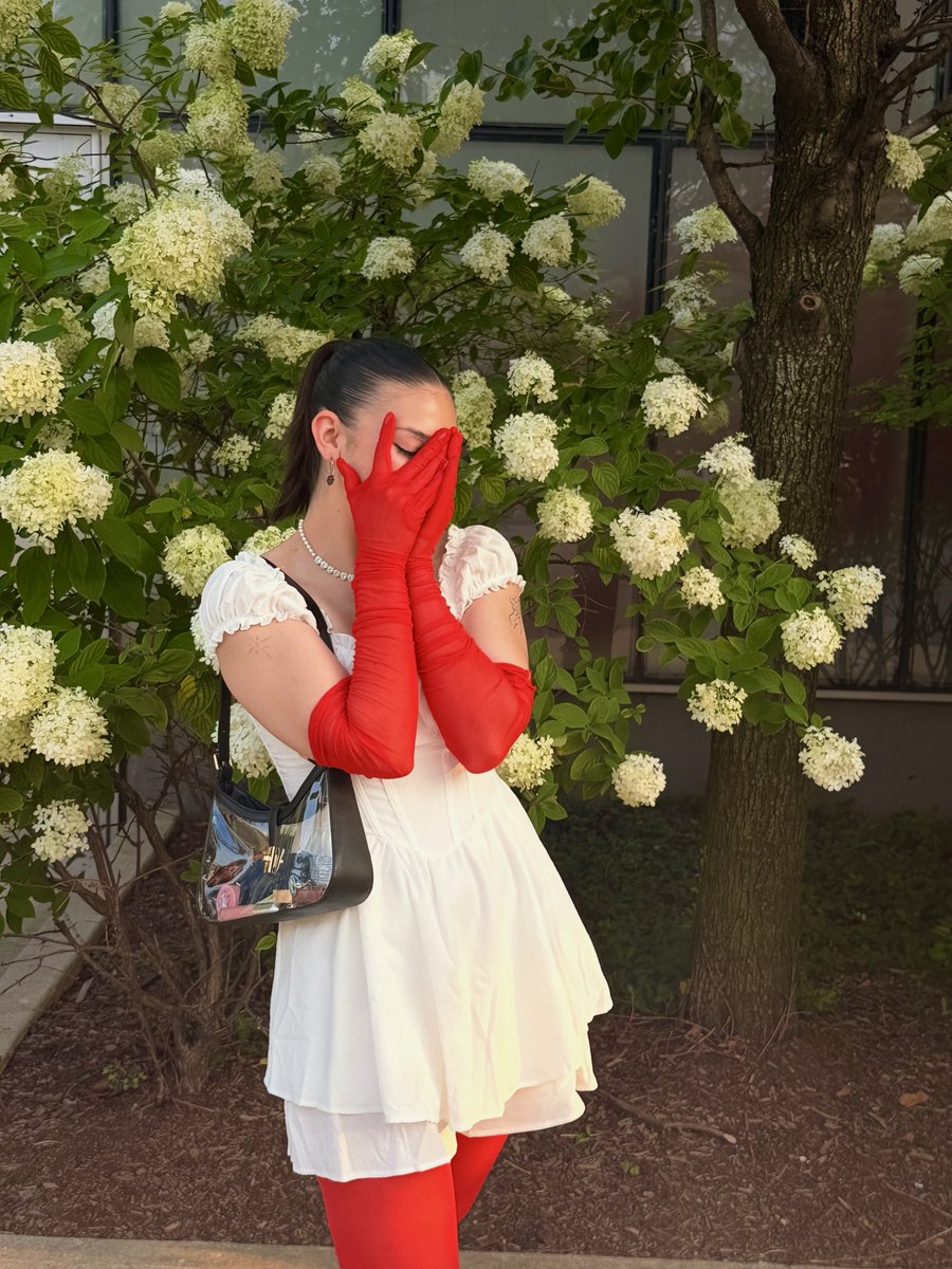 needyarig's tweet photo. #ESTchicago best night of my entire life 🌼🧸 https://t.co/EGnJj9Ebkm