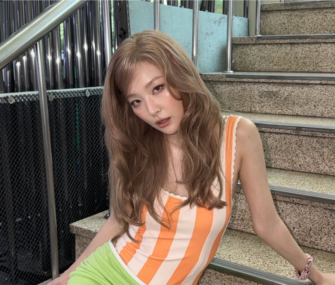 jelllyluvie's tweet photo. seulgi i am so obsessed with this look seriously!! https://t.co/rq1eZcnICs