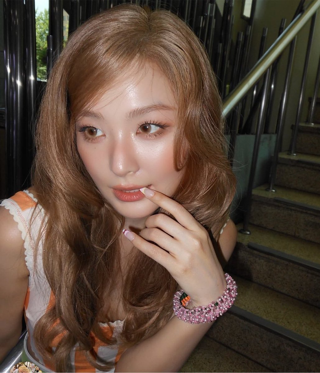 jelllyluvie's tweet photo. seulgi i am so obsessed with this look seriously!! https://t.co/rq1eZcnICs