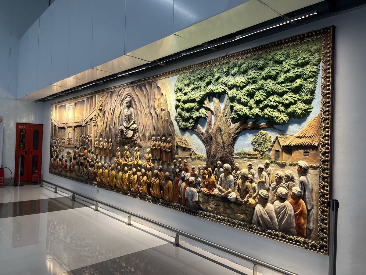 malayverma's tweet photo. A magnificent portrait of Gautam Buddha, beautifully displayed at the world-class @aaipatairport. 
A serene touch of spirituality and art!
@AAI_Official 
@TourismBihar 
@Bihar_se_hai https://t.co/jLnOHeliQJ