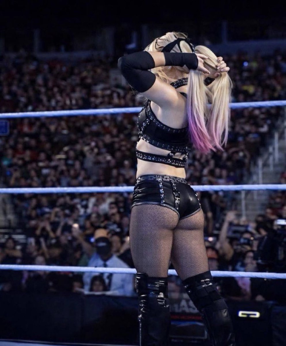 AlexaBliss2077's tweet photo. I bring the cake to Smackdown. https://t.co/s6yIs64URp